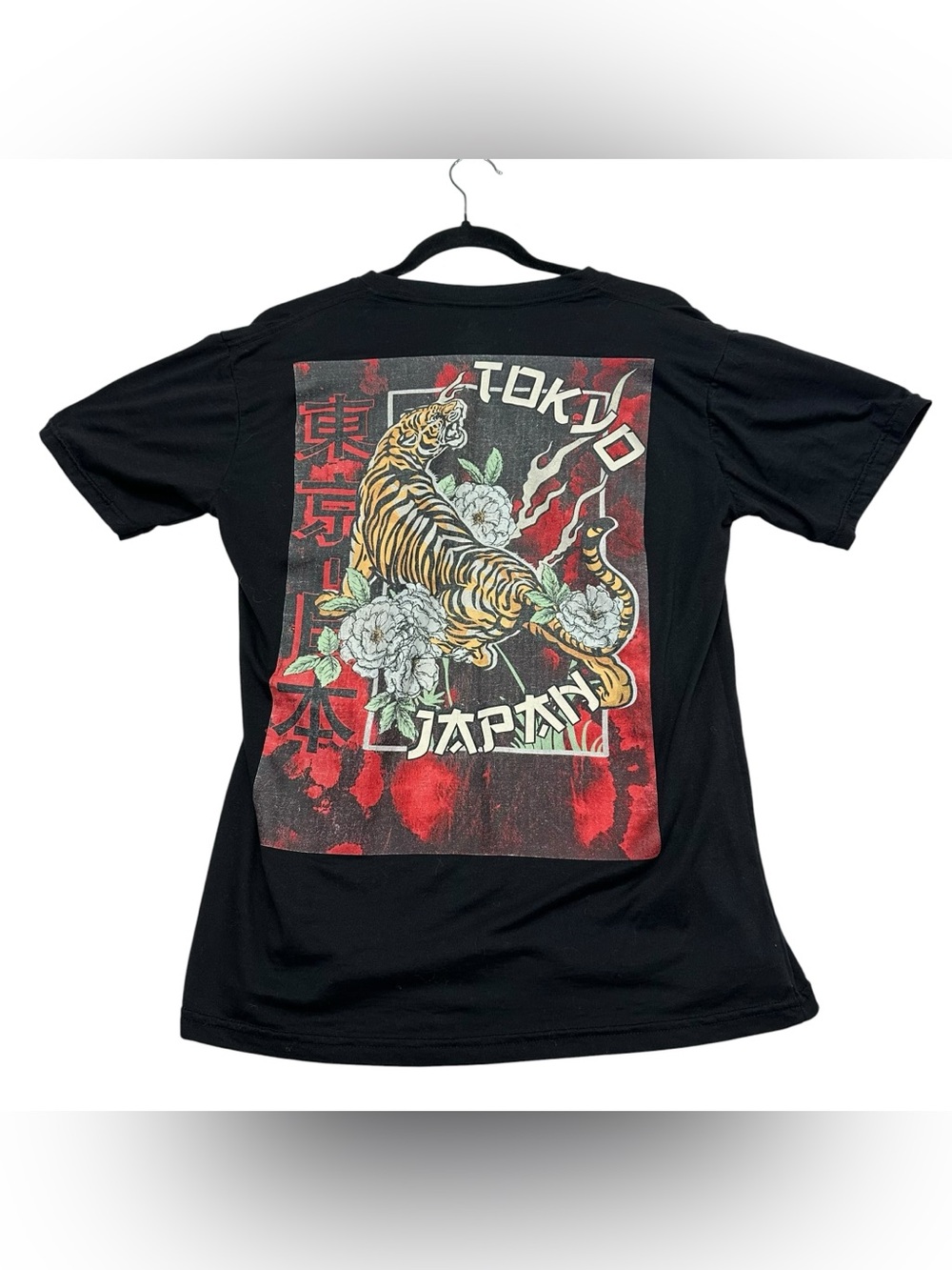 Launder men’s tee Tokyo Japan tiger print medium graphic tee